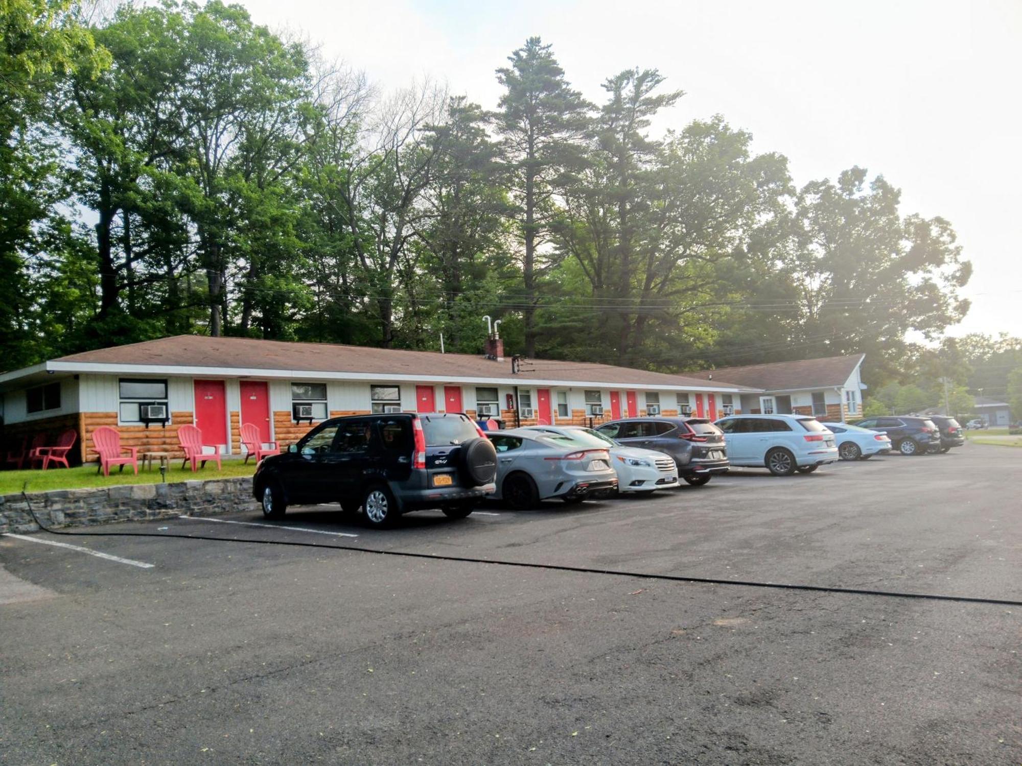 Robin Hood Motel Saratoga Springs Exterior photo